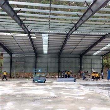 Εργαστήριο χαλύβδινων κατασκευών με βαρύ χιόνι